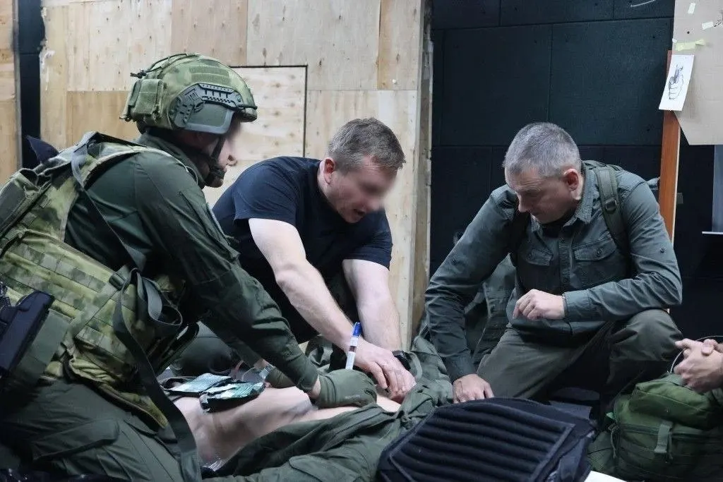 Священнослужители Русской православной церкви Санкт-Петербурга прошли обучение основам безопасности в условиях боевых действий, освоив бронезащиту, медицинскую помощь и эвакуацию.