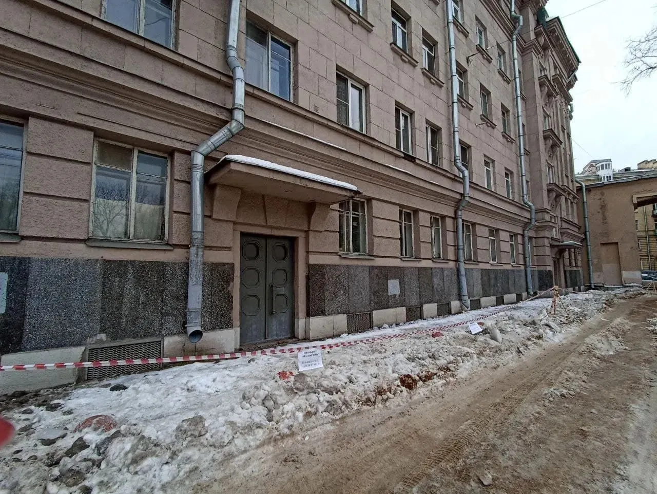 В Санкт-Петербурге коммунальщики устроили фиктивного дворника, который не выходил на работу, но получал зарплату; дело дошло до условных сроков для участников схемы.