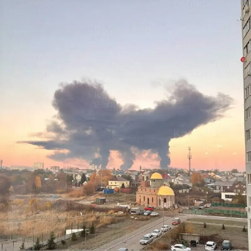 В Самарской области возгорание на нефтеперерабатывающем заводе; в столице сильные перебои с авиаперелетами — задержано около 500 рейсов из-за ночных атак беспилотников.