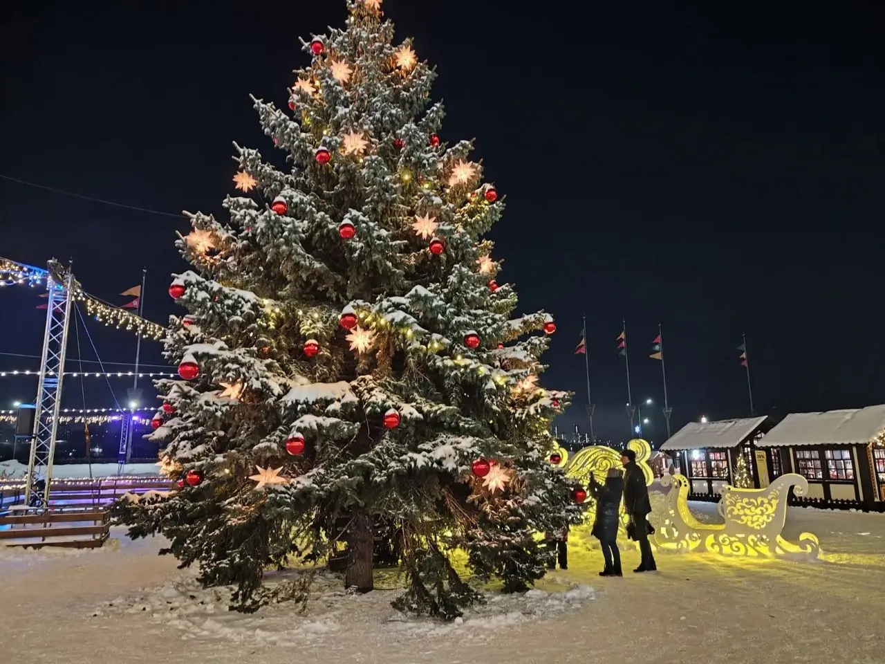 Рождественские гулянья на Манежной площади, карусели на Кленовой улице и зона Шостаковича составят праздничную программу с локациями культуры и досуга.