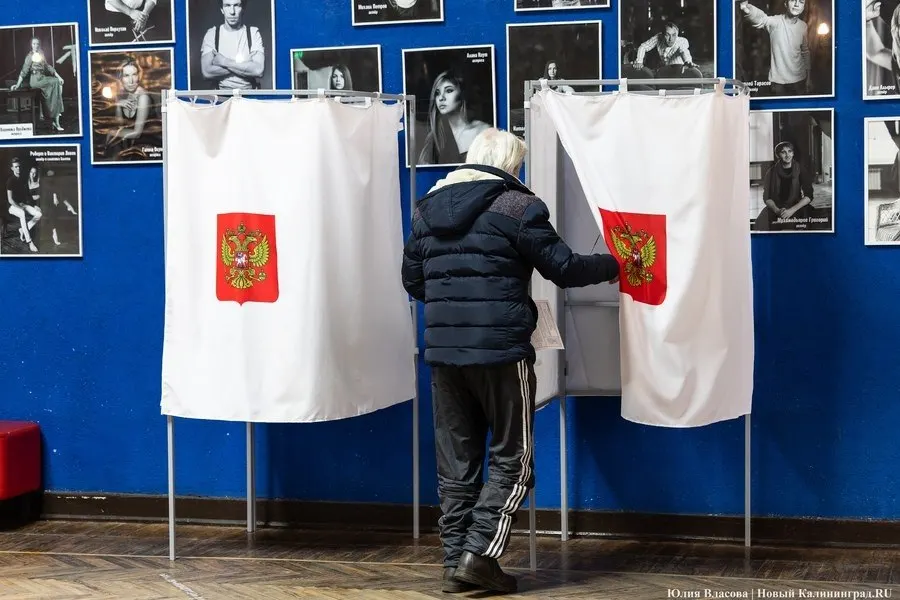 Рассматривается возможность проведения выборов в Государственную Думу отдельно от региональных кампаний; обсуждения ведутся в Центризбиркоме, планируем анализ к 2031 году. Калининградская область приводится как пример сложности голосования при одновременных бюллетенях.
