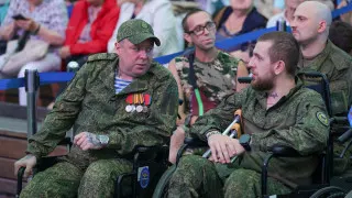 Минздрав РФ объявил об оказании психолого-психиатрической помощи сотням тысяч участников боевых действий с июня 2023 года, открытии тысяч специализированных кабинетов и запуске цифровых инструментов для раннего выявления расстройств, на фоне кадрового дефицита психологов и планов по системному мониторингу психического состояния военных.