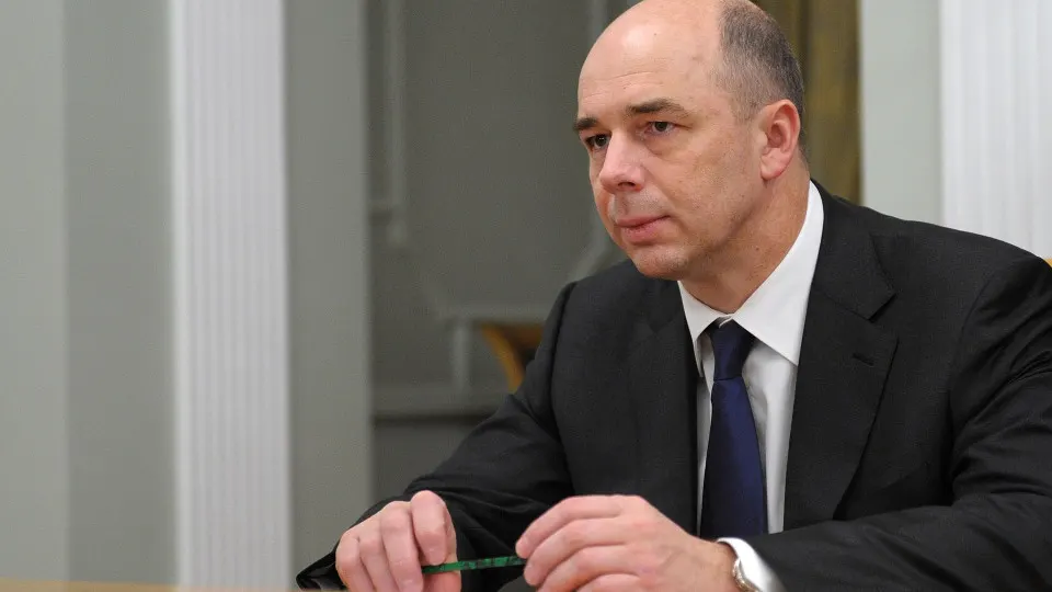Глава Минфина Антон Силуанов заявил, что искусственный интеллект помогает оптимизировать распределение бюджетных средств и уже применяется в налоговой и таможне, однако финальное решение остаётся за человеком. Это происходит на фоне рекордного дефицита бюджетной системы — 8,291 трлн рублей в 2025 году.
