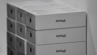 У российских продавцов электроники скопились большие запасы дорогих смартфонов Apple и Samsung. Из‑за снижения спроса и экономии покупателей ритейлеры вынуждены резко снижать цены и распродавать устройства с существенными скидками.
