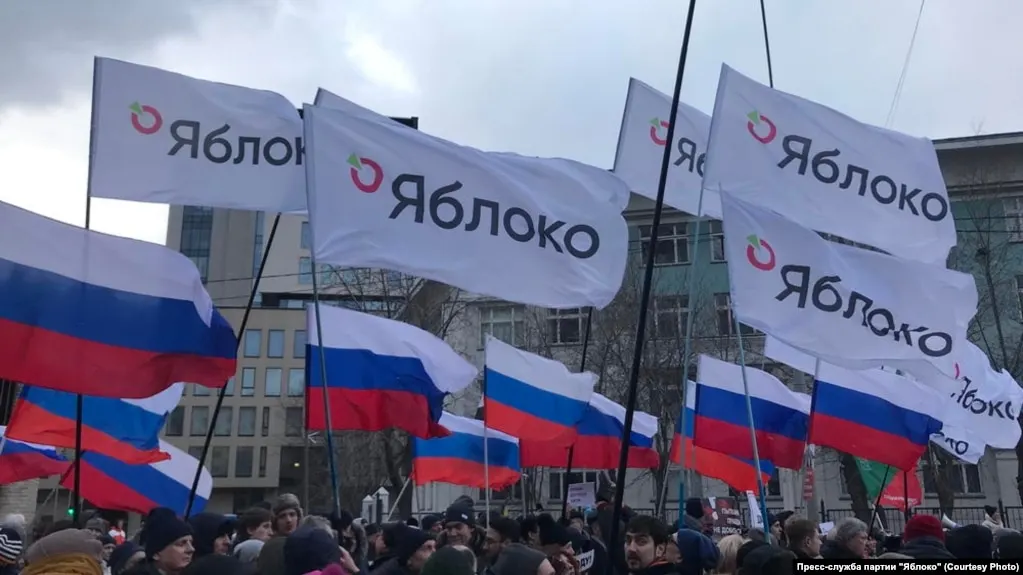 В Иркутске руководителя местного отделения партии «Яблоко» Григория Грибенко после обыска оставили в отделе полиции на ночь и обвинили в неповиновении сотрудникам. Обыск прошёл в рамках дела о якобы хранении наркотиков, однако уголовных обвинений ему не предъявили. Задержание произошло на фоне давления на членов партии в разных регионах России, в том числе на активистов, добивающихся проведения митингов против интернет-блокировок.