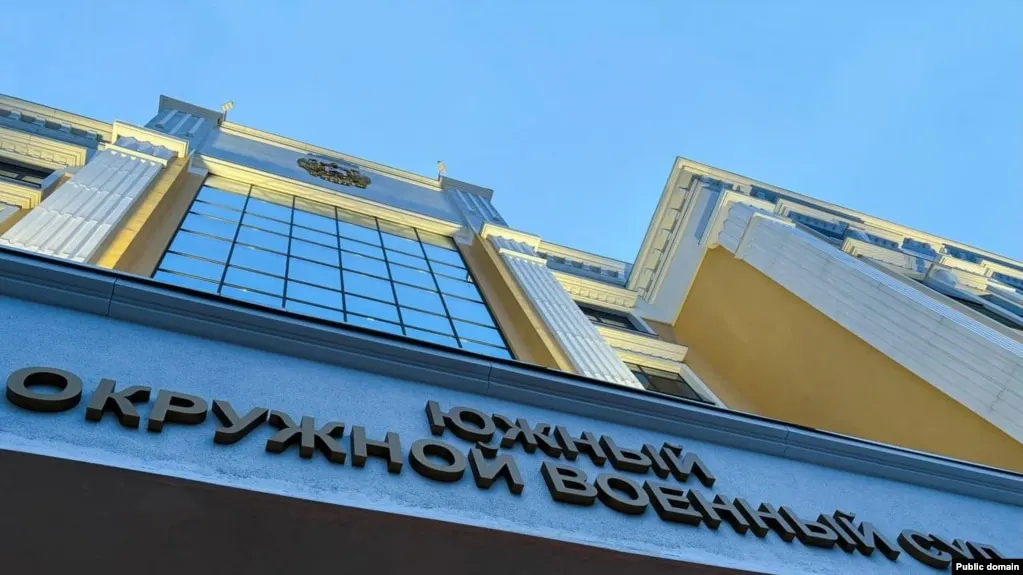 Южный окружной военный суд назначил трём молодым людям из Ростова-на-Дону сроки от восьми до десяти лет строгого режима по делу о попытке поджога военкоматов, квалифицированной как диверсионная деятельность.