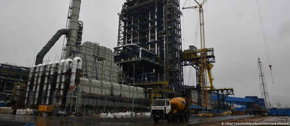 Беларусь получает дешёвую нефть из России и зарабатывает на переработке и транзите по «Дружбе», но закрытие Ормузского пролива, удары по НПЗ и порты и логистические ограничения съедают выгоды и повышают издержки.