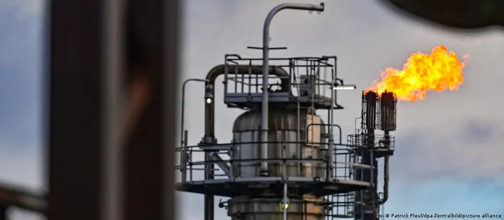 С мая 2026 года Россия намерена прервать транзит казахстанской нефти в Германию по трубопроводу «Дружба». Решение затрагивает крупный НПЗ в Шведте — эксперты оценивают мотивы Москвы и возможные экономические последствия для региона и страны.