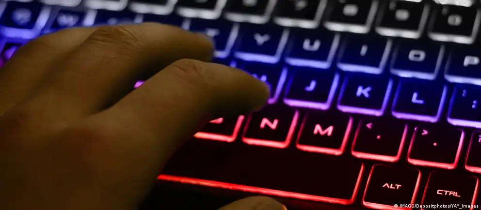 Минцифры планирует обложить платой международный трафик, к которому предлагают приравнять и использование VPN для доступа к заблокированным ресурсам. Сборы прежде всего коснутся мобильных сетей, решения для фиксированного интернета пока нет.