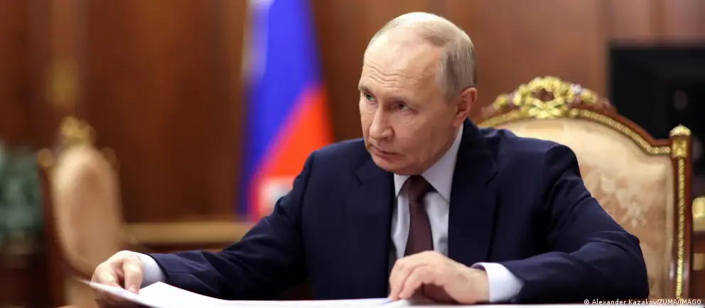 Президент России подписал закон, который освобождает власти от контроля за сделками чиновников и их семей, совершёнными до назначения на госдолжность и регистрации брака, а также меняет порядок декларирования доходов госслужащих.