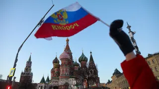 Просроченная задолженность российских компаний перед поставщиками и контрагентами выросла до 8,2 трлн рублей, что эквивалентно 3,8% ВВП. Основной рост пришёлся на обрабатывающую промышленность и торговлю, а ключевыми факторами стали снижение спроса и усиление налоговой нагрузки.