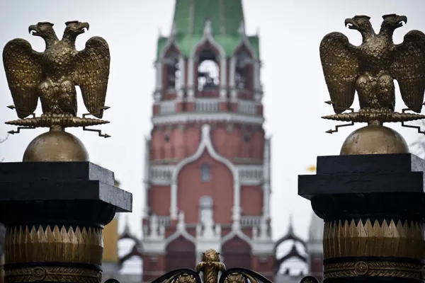 В некоторых российских стримингах в начале фильмов стали появляться уведомления о том, что из картин удалены или скрыты фрагменты в соответствии с требованиями законодательства; платформы заявляют, что маркировку делают правообладатели.