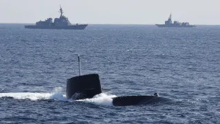 Япония существенно изменила послевоенную оборонную политику, разрешив экспорт летальных видов вооружений при государственном контроле за поставками и исключениях для зон конфликтов.
