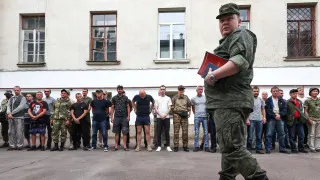 Минобороны выступило с инициативой разрешить проверку военнослужащих на употребление алкоголя непосредственно в воинских частях с помощью экспресс-тестов, чтобы ускорить отстранение нетрезвых военных от службы в условиях боевых действий.
