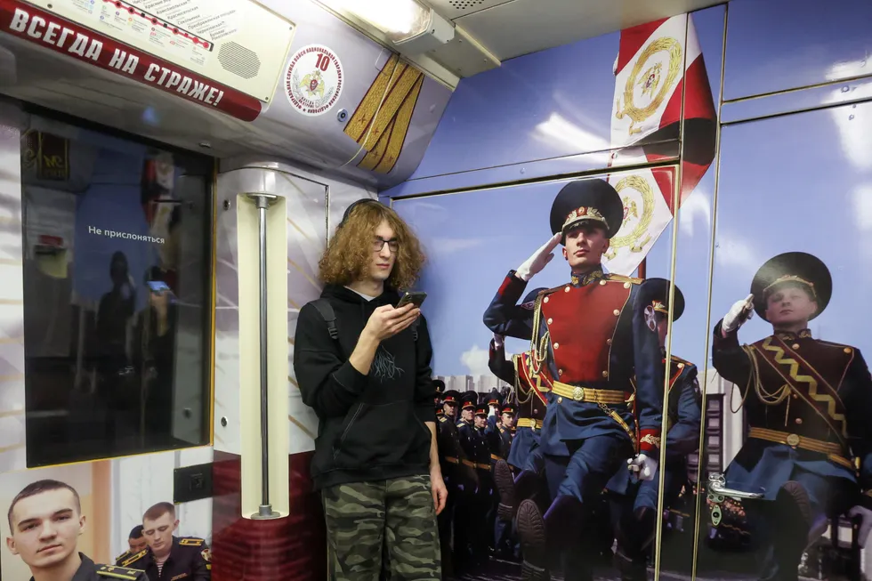 За последний месяц власти ввели ряд ограничений на покупку и использование VPN: запретили оплату Apple ID с мобильного счета, потребовали от платформ блокировать пользователей с включённым VPN и анонсировали плату за мобильный VPN‑трафик. Некоторые меры уже действуют, другие — откладываются или готовятся к введению.