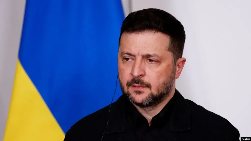 Президент Украины заявил, что инициативы по прекращению огня допустимы, если они действительно защищают гражданских и способствуют обмену пленными, но выразил опасение, что временное перемирие может быть тактическим ходом для обеспечения спокойного парада.