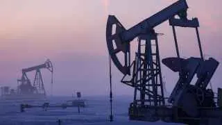 Российские нефтяные компании сокращают добычу из‑за ударов беспилотников по портам и НПЗ, остановки прокачки по «Дружбе» и санкций, что ведёт к крупнейшему падению производства с времён пандемийного кризиса.