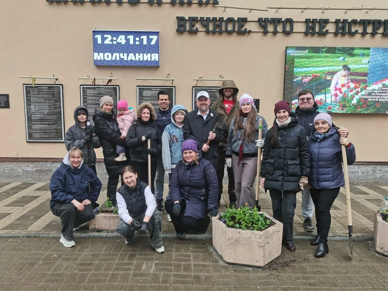 В Санкт-Петербурге прошёл общегородской субботник с участием порядка 200 тысяч горожан: люди убирали дворы и скверы, высаживали деревья и цветы, благоустраивали памятные места и территории социальных учреждений во всех районах города.