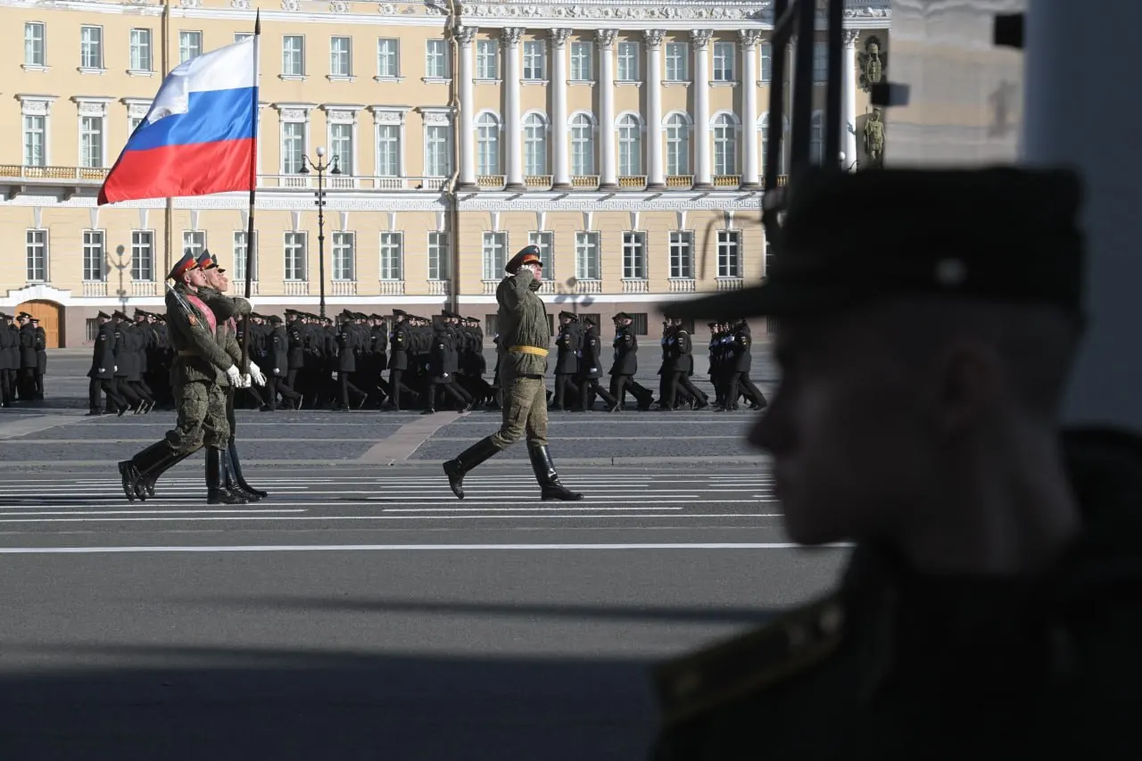 По итогам совещания по обеспечению правопорядка власти ограничили приглашения на парад: на Дворцовую площадь разошлют лишь 310 приглашений. Решение об очном проведении «Бессмертного полка» пока не принято.