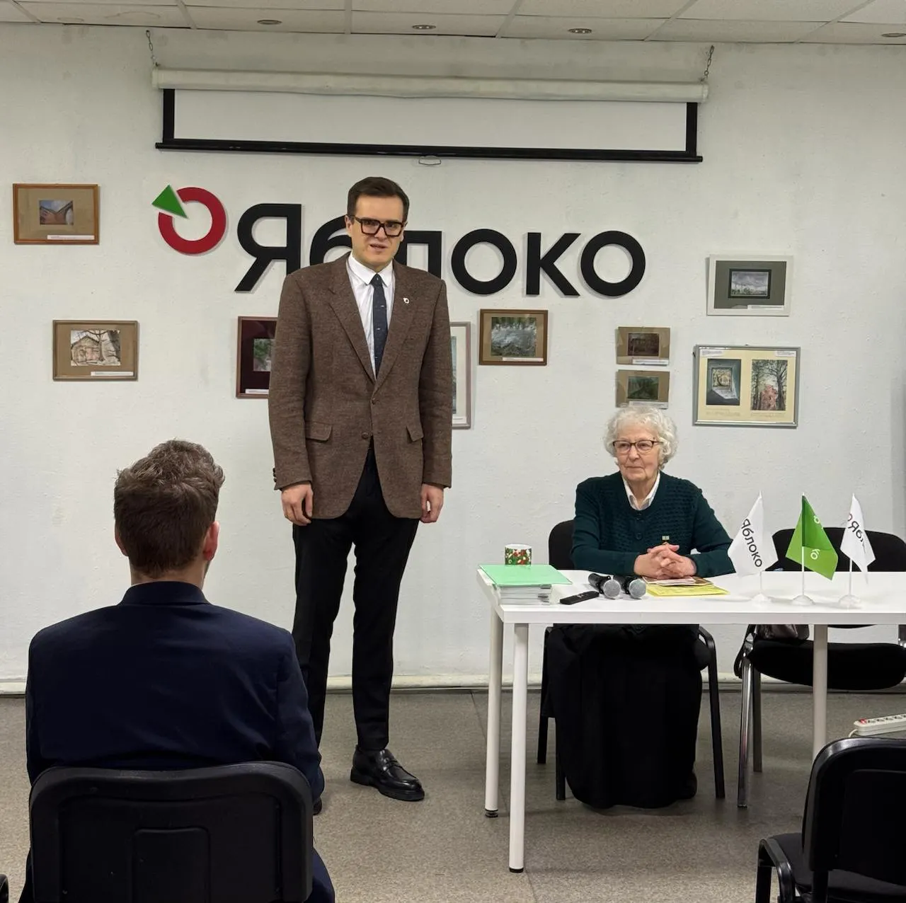 Лидер фракции сообщил, что 34‑летний активист и градозащитник Дмитрий Анисимов займет его место в Заксобрании Петербурга; Анисимов известен инициативами по сохранению городских объектов и созданию парка на Смоленке.