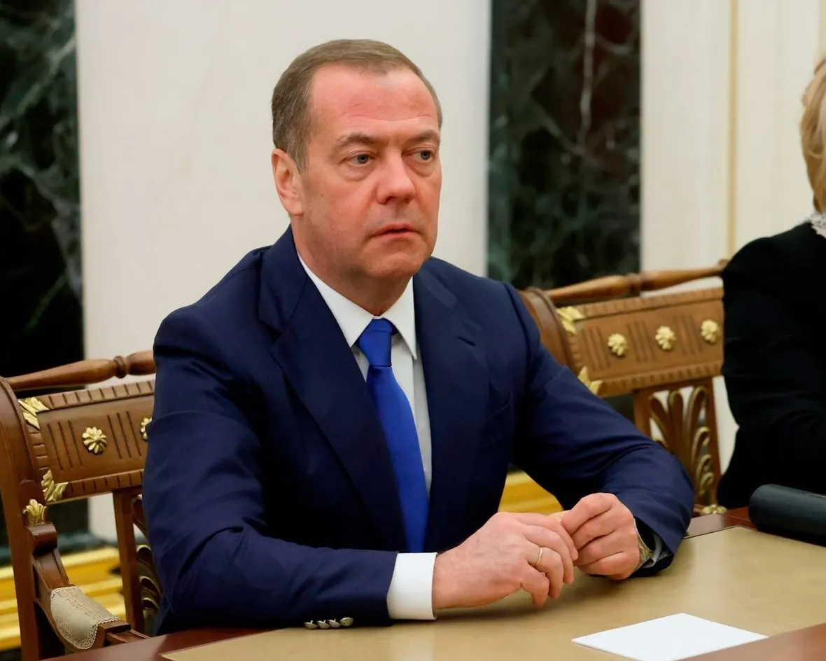 Экс‑президент и лидер «Единой России» Дмитрий Медведев примет участие в петербургском партийном форуме, посвящённом здравоохранению и помощи семьям с детьми. В мероприятии ожидаются зампред правительства Татьяна Голикова, представитель президента Игорь Руденя и губернаторы регионов Северо‑Запада; предыдущие визиты высокопоставленных лиц сопровождались серьёзными пробками и временными ограничениями связи.