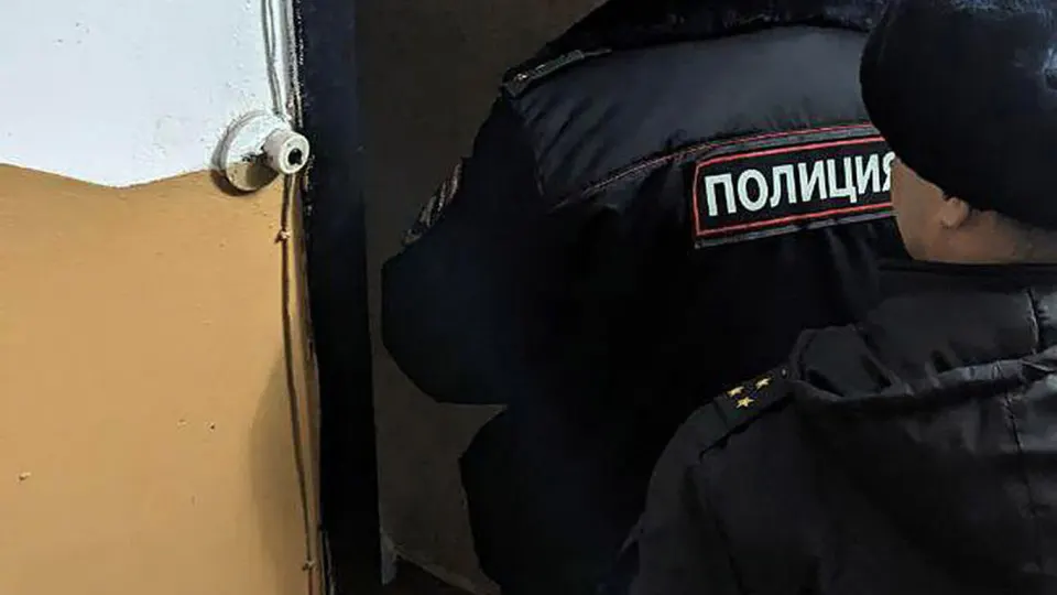 ФСБ задержала двоих молодых людей, один из них — несовершеннолетний. По факту подложения молотков возбуждено уголовное дело о хулиганстве. Инцидент произошёл на фоне масштабной блокировки Telegram и резкого роста скачиваний VPN в России.