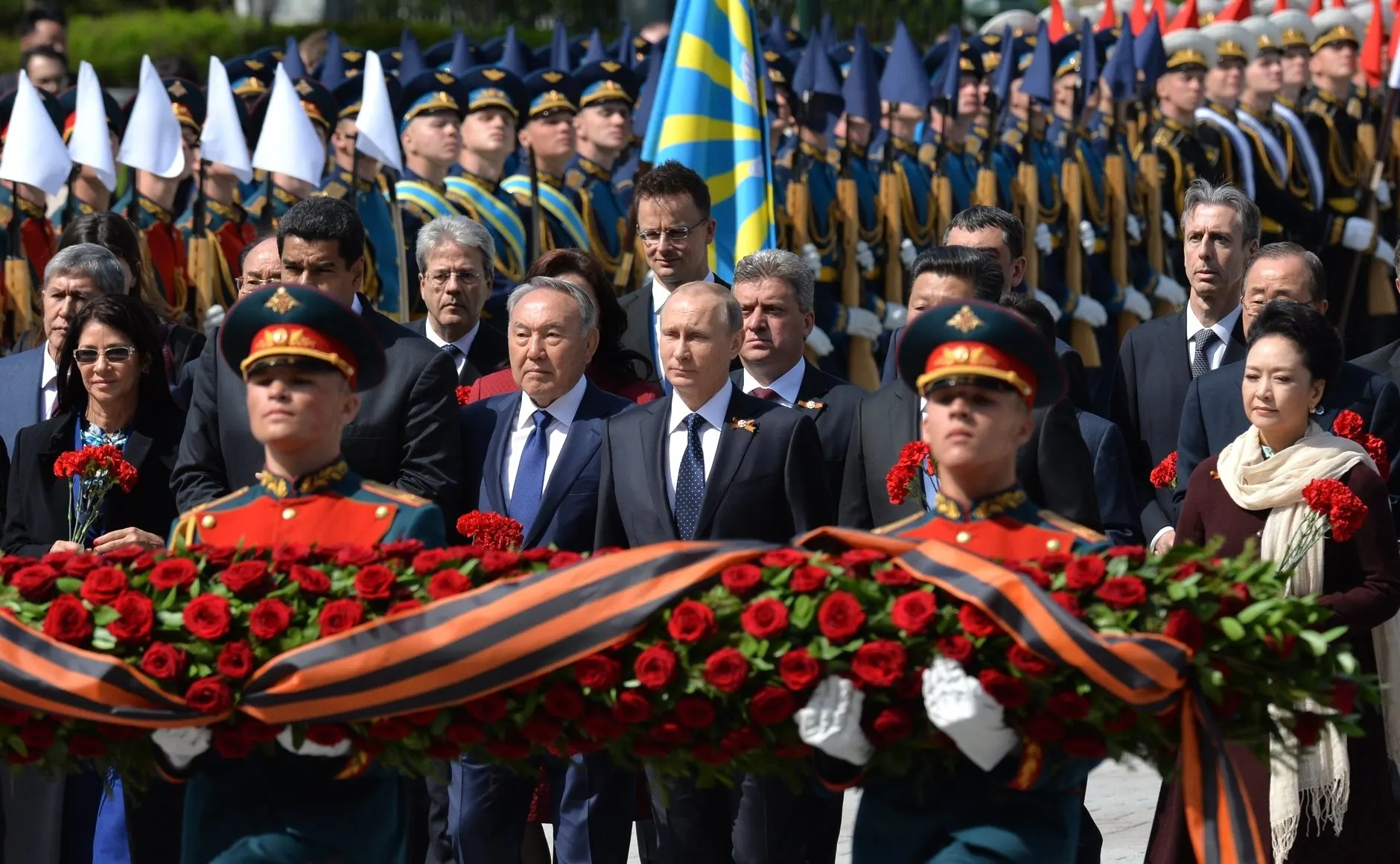 Ко Дню Победы по всей стране раздают георгиевские ленточки. За публичное «осквернение» символа воинской славы теперь можно получить миллионные штрафы и до пяти лет колонии.