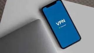 Участники рынка VPN предупреждают: в ближайшие дни оплата VPN с российских банковских карт может стать невозможной, а зачистка серверов и новые требования к хостингам создают высокий риск одномоментной блокировки сервисов.