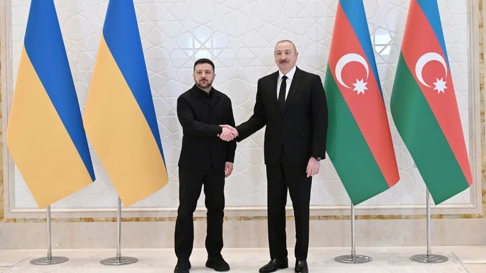 Президенты Украины и Азербайджана в Габале заявили о поддержке территориальной целостности друг друга, договорились развивать совместное производство вооружений и обсудили возможность проведения трехсторонних мирных переговоров с участием России и США на азербайджанской площадке.