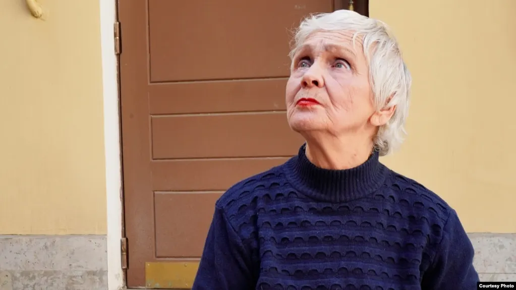 Людмила Васильева пришла к памятнику с цветами и плакатом, её и снимающего журналиста отвезли в 43-й отдел полиции; после требования написать объяснение их отпустили.