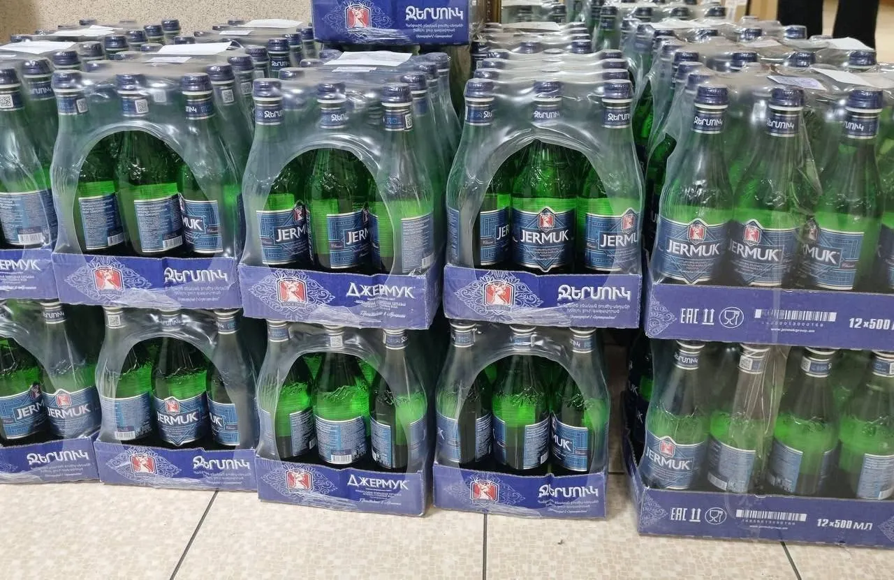 В России временно запрещена продажа воды армянского бренда «Джермук». Под запрет попали около 37 млн бутылок разных типов и объёмов — товар не соответствует требованиям, отгрузка и продажа запрещены до получения разрешений.