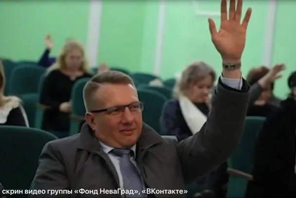 В Санкт-Петербурге задержан депутат Свердловского городского поселения Ленинградской области Дмитрий Бойченко — 27 мая его задержали в момент передачи 50 млн рублей. Следственный комитет возбудил дело о посредничестве при взятке и поместил депутата под стражу на 48 часов.
