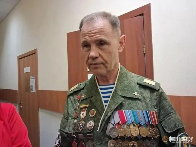 Руководитель организации отвергает сравнение детской поездки ансамбля с митингом: флаг, по его словам, разворачивали только для фотографий, а полиция потребовала снять его и быстро вывела участников из места мероприятия.