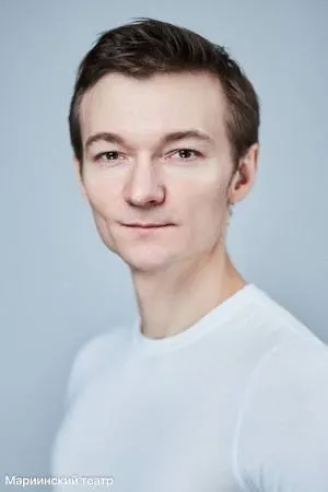 Танцовщик и хореограф Александр Сергеев получил звание премьера в балетной труппе Мариинского театра. В его репертуаре — ряд балетных постановок и хореография для опер.