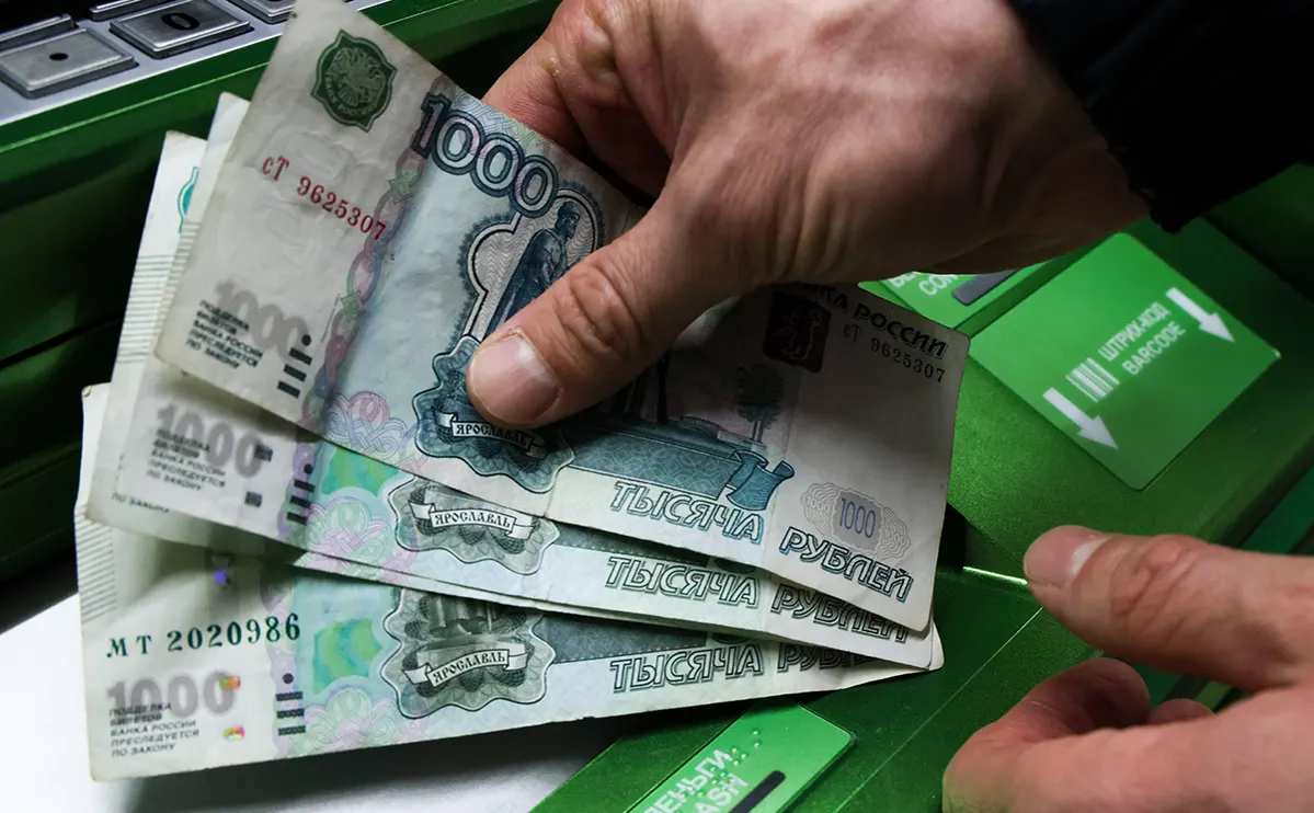 Банк России выпустил методические рекомендации по установлению источников происхождения средств: кредитным организациям предлагают отслеживать частые и крупные внесения наличных — от 5 млн рублей для физлиц и от 30 млн рублей для бизнеса — а также другие признаки возможного отмывания.