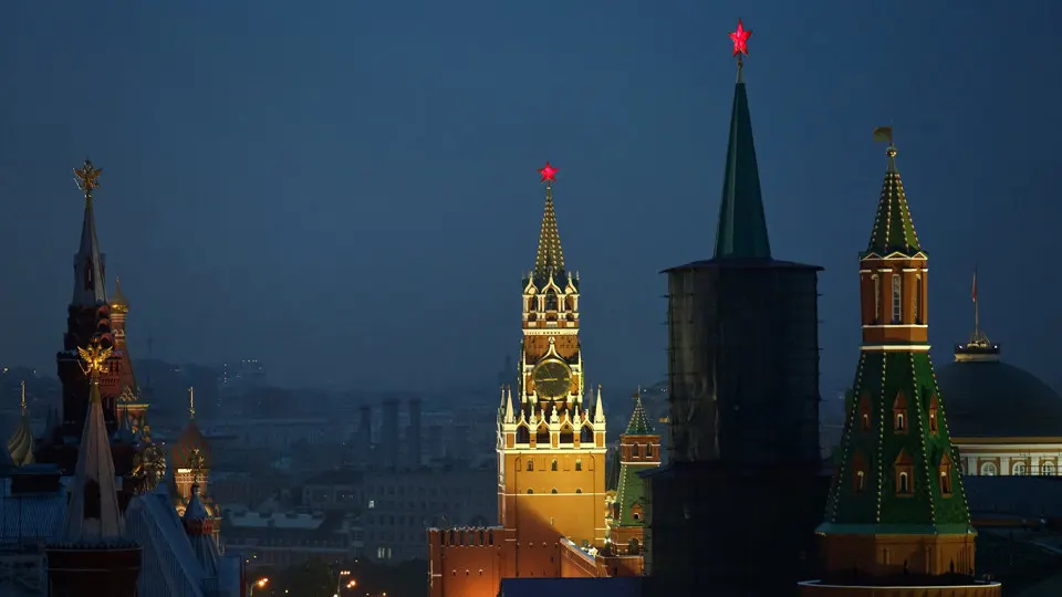 Рост потерь, масштабные налёты беспилотников и экономические трудности заставляют часть руководства по‑новому оценивать перспективы конфликта; продвижение на фронте застопорилось, а дроны меняют тактику обеих сторон.