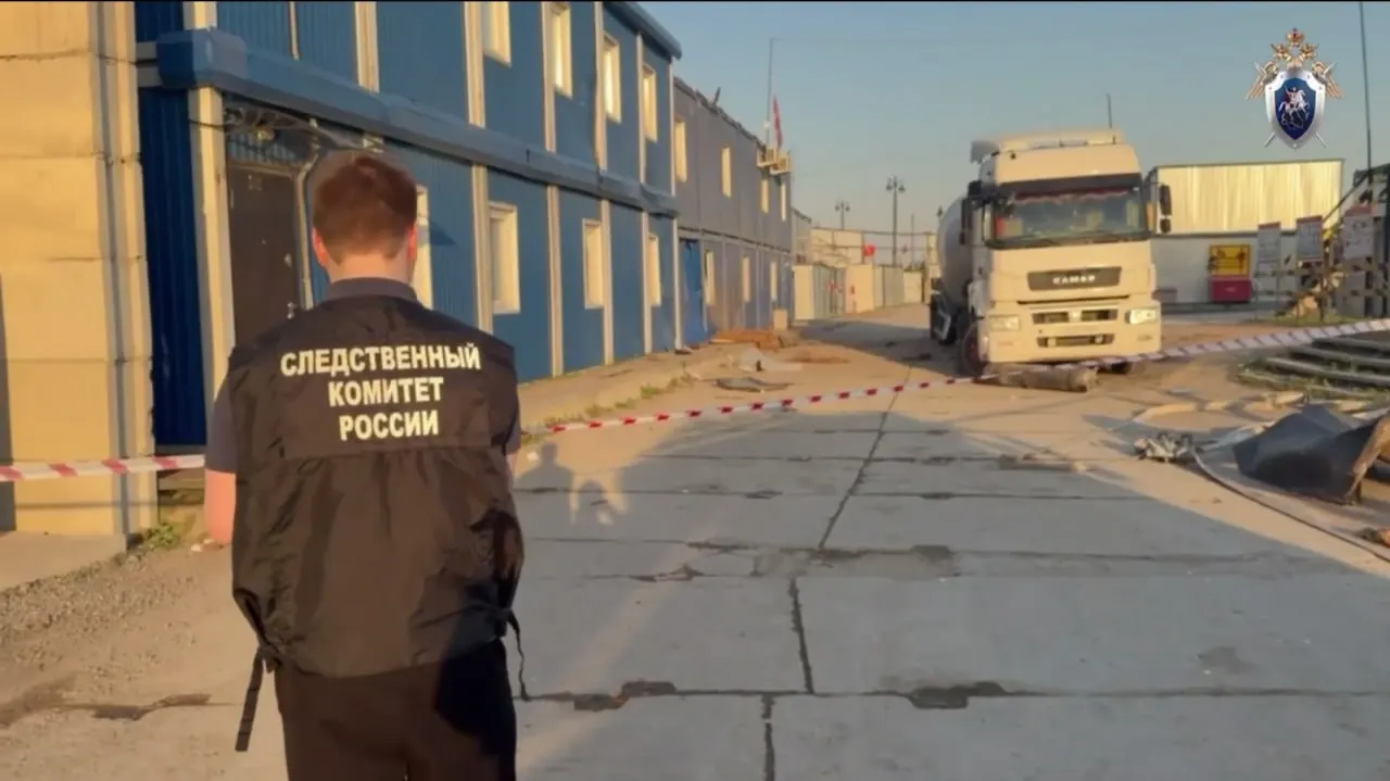 На стройплощадке на проспекте Добролюбова взрыв баллона в грузовике привёл к гибели двух рабочих, ещё один получил помощь медиков. По факту возбудили уголовное дело.