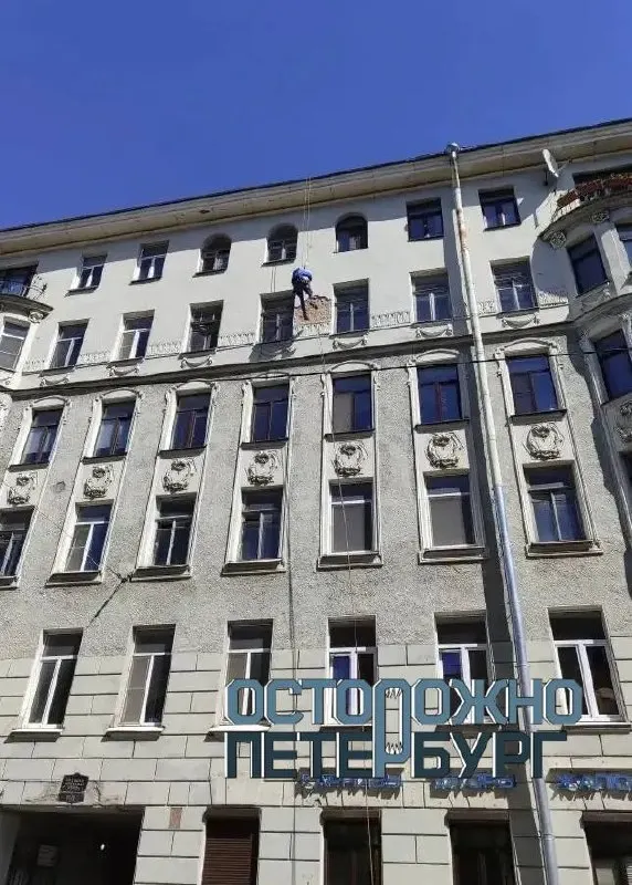 Фрагмент облицовки отпал с пятого этажа на Большой Монетной: тротуар оградили, прокуратура и Следственный комитет начали проверки.