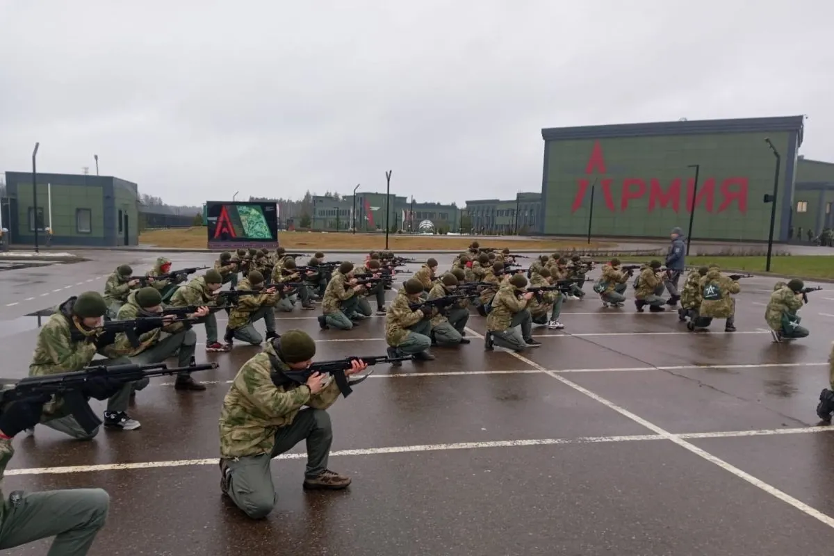За последние пять лет на создание и работу центров обязательных военных сборов для школьников направлено около 50 млрд рублей: крупнейшие суммы ушли на сеть «Авангард» и центры «Воин».