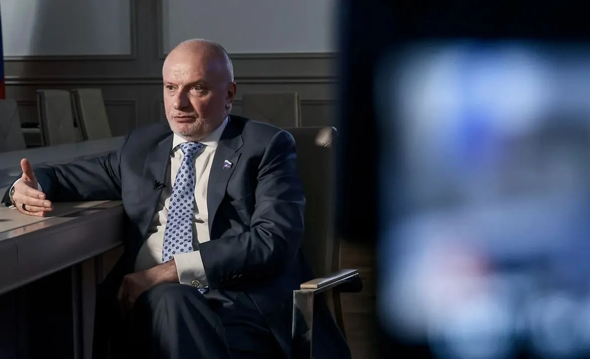 Закон позволяет арестовывать имущество граждан, покинувших Россию, если они совершили административное правонарушение за рубежом; глава комитета Совфеда считает, что механизм соответствует закону и защищает права.