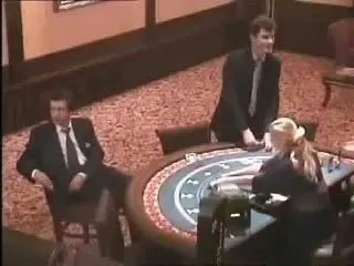 В жилом помещении Петербурга обнаружили нелегальный игровой зал. По версии следствия, с февраля по май организаторы получили более 6 млн рублей — изъяты автоматы, наличные и документы.