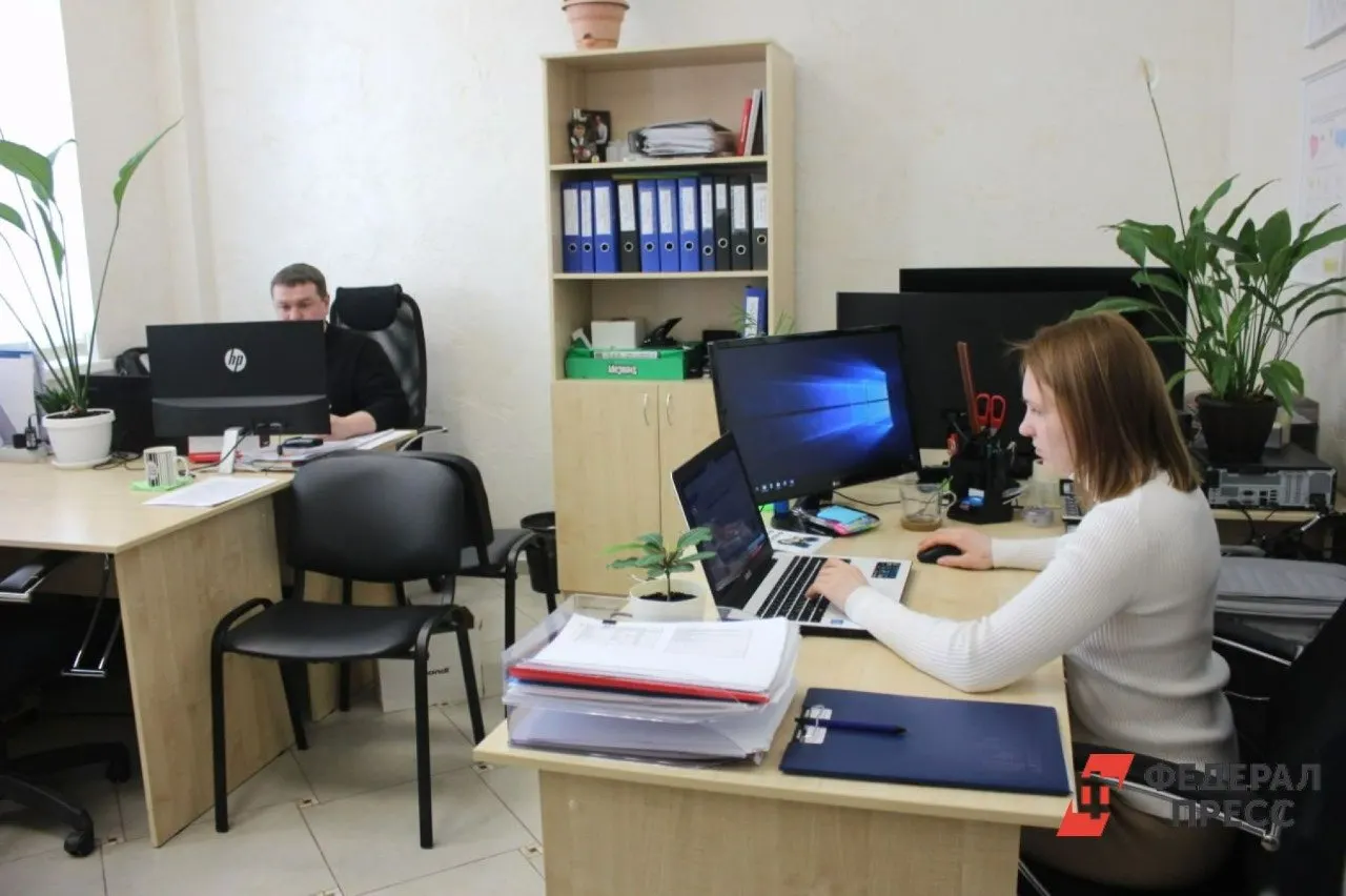 Медианная предлагаемая зарплата для соискателей без опыта в Петербурге за четыре года выросла с 28 до 51 тыс. рублей; эксперты связывают это с дефицитом кадров и инвестициями бизнеса в обучение.