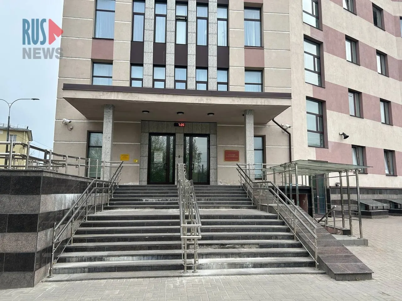 В Невском районном суде началось рассмотрение дела о «фейках»: прокурор ходатайствовал о проведении психолого‑лингвистической экспертизы, обвиняемый частично признал вину.