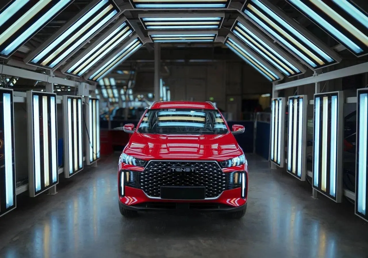 Tenet T4L — переработанная версия Chery Tiggo 7 Pro с шестиступенчатым «роботом», продажи в России стартовали от 2,259 млн рублей; производство налажено в Калужской области.