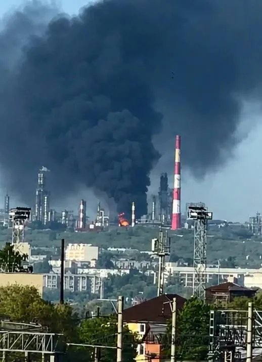 Ночные удары дронов привели к жертвам в Самарской и Белгородской областях. В Сызрани сообщают о двух погибших и возгорании на нефтеперерабатывающем заводе; в Белгородской области — трое пострадавших. Минобороны отмечает перехват 121 БПЛА.