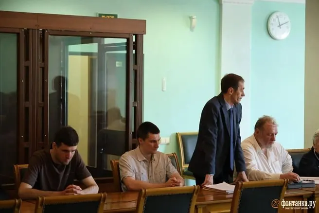 Суд отложили, чтобы провести историко-культурологическую экспертизу и выяснить, считается ли трамвай символом воинской славы. Подозреваемым в вандализме грозит уголовное преследование.