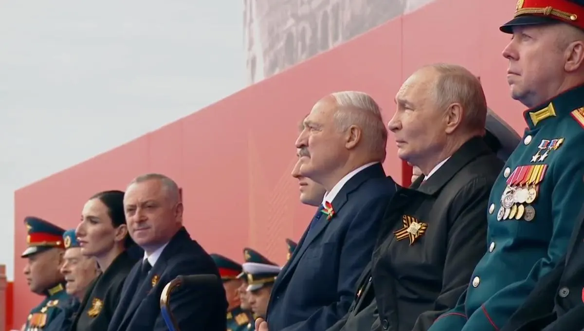 Президент заявил, что День Победы — священный праздник, подчеркнул решающую роль советского народа в разгроме нацизма и связал наследие победителей с современными участниками «специальной военной операции». На трибуне рядом с ветераном впервые сел участник «СВО».