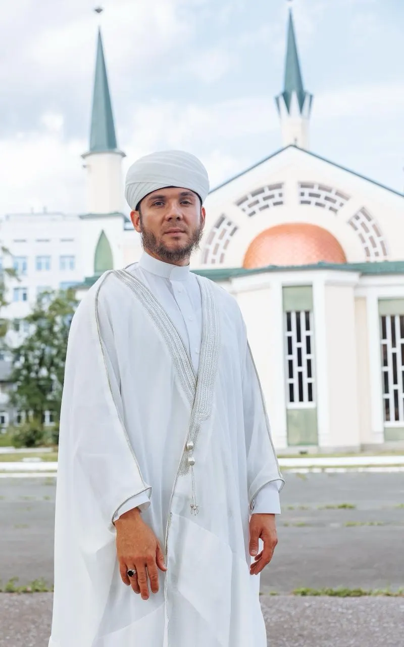 В нескольких регионах сообщают о задержаниях представителей Духовного управления мусульман; обстоятельства и обвинения пока не раскрыты в полном объёме.
