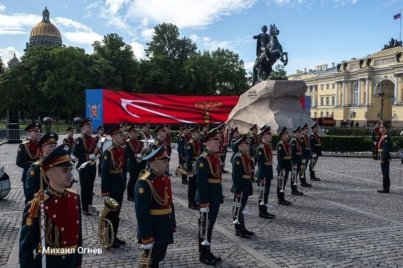 Утром 27 мая в центре Санкт‑Петербурга и на нескольких магистралях временно ограничат движение: уточните время и участки перекрытий заранее.