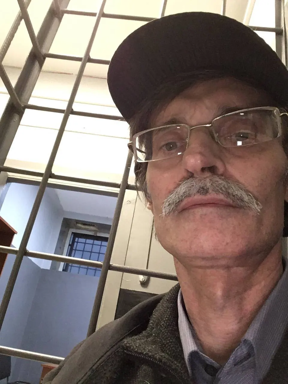 Петрозаводский суд оштрафовал лидера местного «Яблока» Дмитрия Рыбакова на 1 тысячу рублей по статье о демонстрации экстремистской символики; решение может лишить его права участвовать в осенних «выборах».